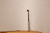 HQL-Lampe am Holzmast mit hinterer Abstützung 